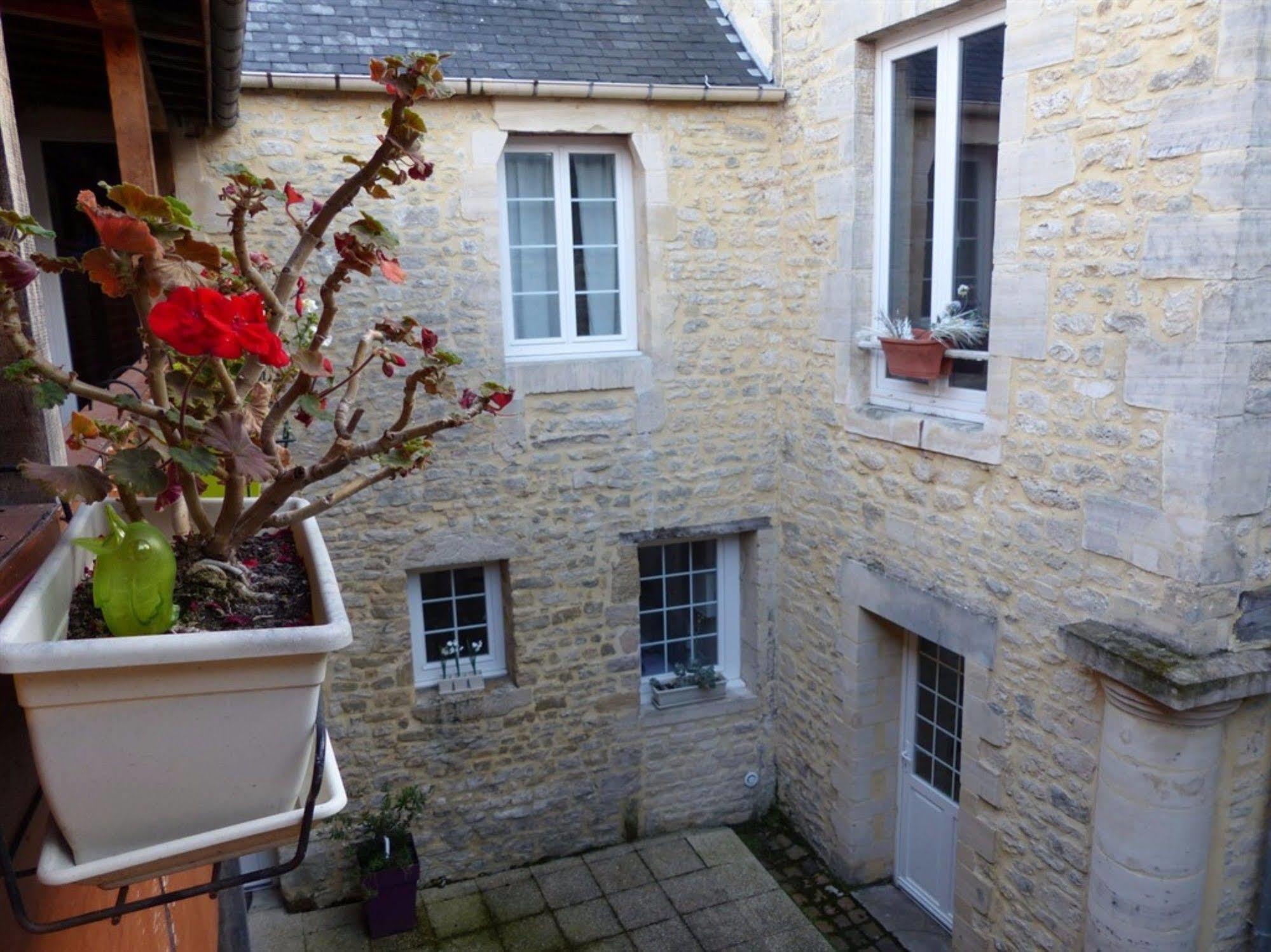 Chambre D'Hotes Logis De Saint Jean Bayeux Eksteriør billede